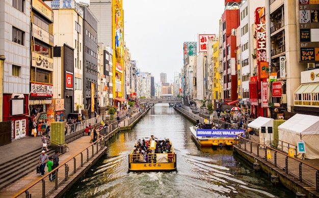 Canal avec un bateau à voile