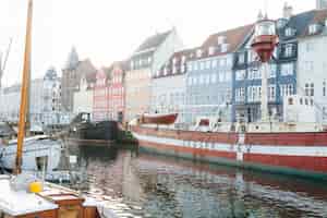 Photo gratuite canal de la ville avec des bateaux amarrés