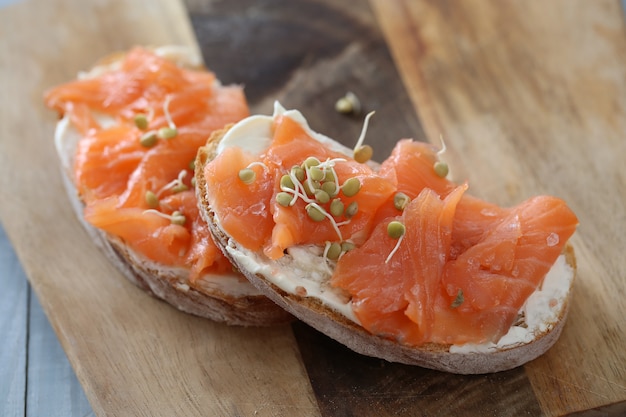 Canapés de saumon fumé au fromage à la crème recette