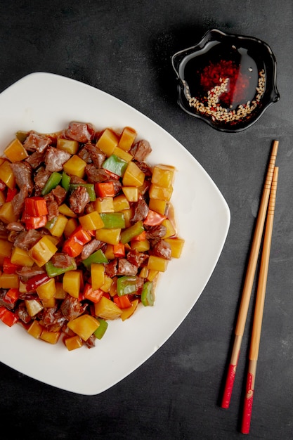 Photo gratuite canard aigre-doux avec des légumes et du poivre sur la plaque