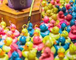 Photo gratuite canards jouets colorés dans un réservoir d'eau