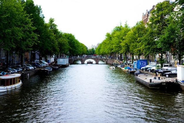 Canaux d&#39;Amsterdam, bateaux marchent sur l&#39;eau