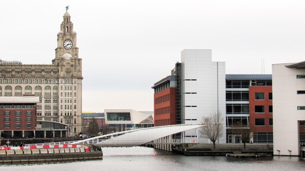 Canaux d'eau à Liverpool Royaume-Uni bâtiments modernes Royal Liver Building temps nuageux