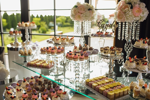 Candy bar avec une variété de bonbons pendant les vacances