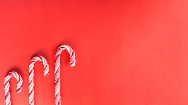 Photo gratuite candy canes composition sur rouge