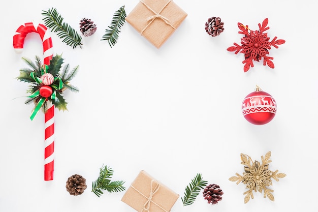 Photo gratuite canne de noël décorative près de boîtes-cadeaux et de chicots