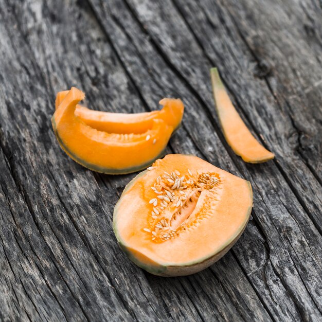 Cantaloup coupé en deux sur une vieille table en bois