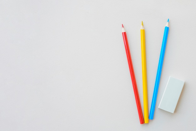 Photo gratuite caoutchouc se trouvant près des crayons