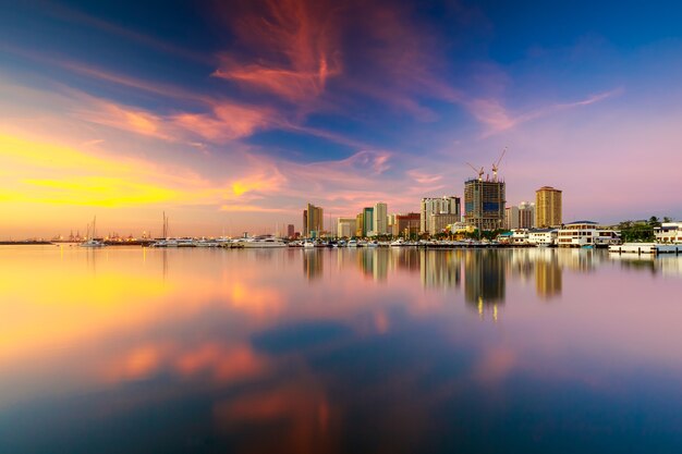 Capitale des Philippines Malina et un océan capturé au coucher du soleil