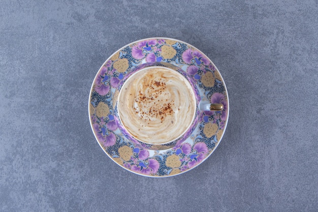 Cappuccino Au Chocolat Dans Une Tasse Sur Une Soucoupe, Sur Fond Bleu. Photo De Haute Qualité