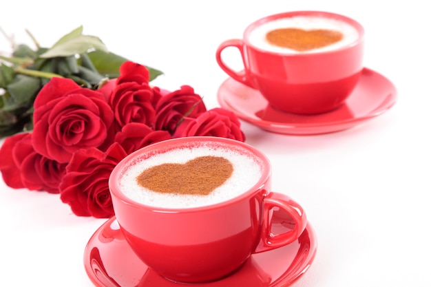 Photo gratuite cappuccino avec bouquet de roses