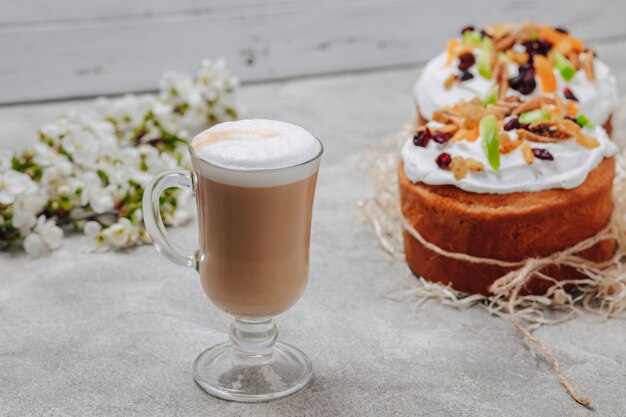 Cappuccino dans un verre fantaisie avec un gâteau