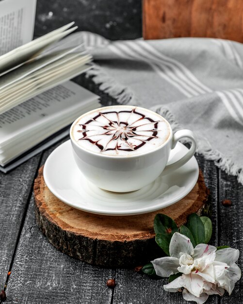 Cappuccino frais sur la table