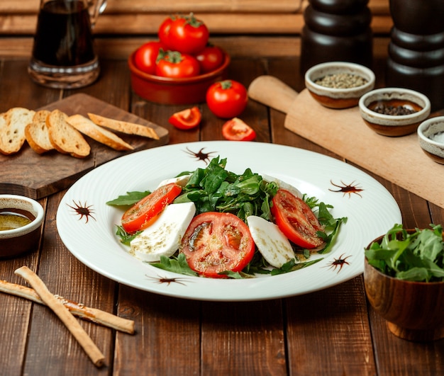 Photo gratuite caprese de salade sur la table