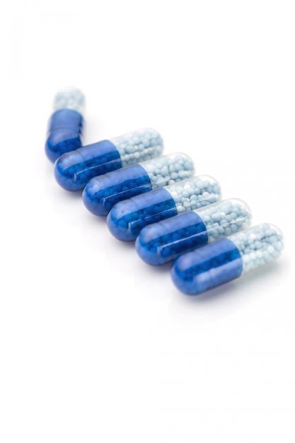 Capsule bleue et mur de pilules