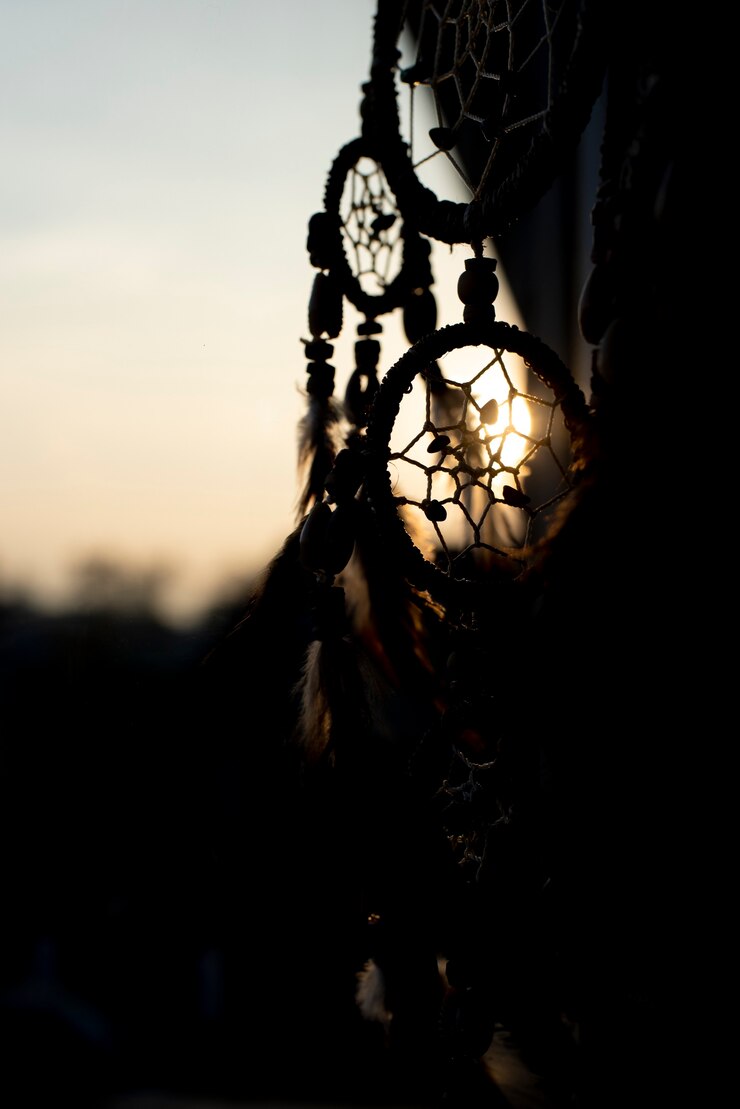 Photo gratuit capteur de rêves au coucher du soleil dans l'ombre