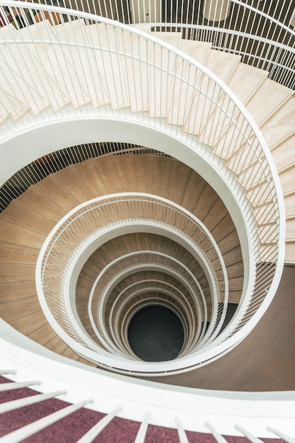 Photo gratuite une capture d'un bel escalier en colimaçon