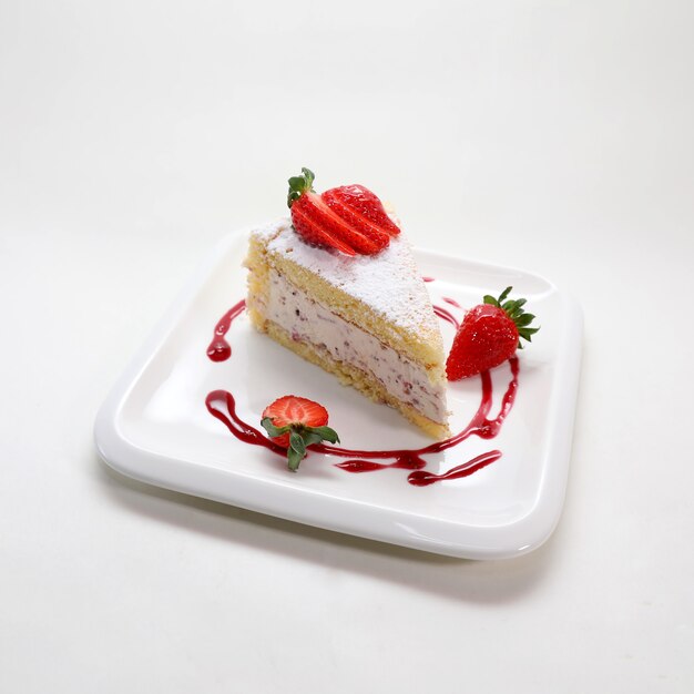 Capture d'écran d'un délicieux gâteau aux fraises dans une assiette