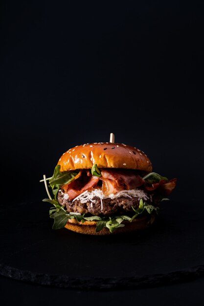 Capture d'écran d'un délicieux hamburger isolé sur une surface noire