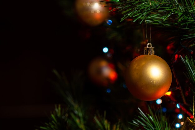 Capture d'écran d'ornements dorés sur l'arbre de Noël décoré