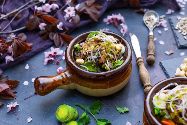 Capture d'écran d'un repas végétalien avec champignons, oignons, carottes et poireaux