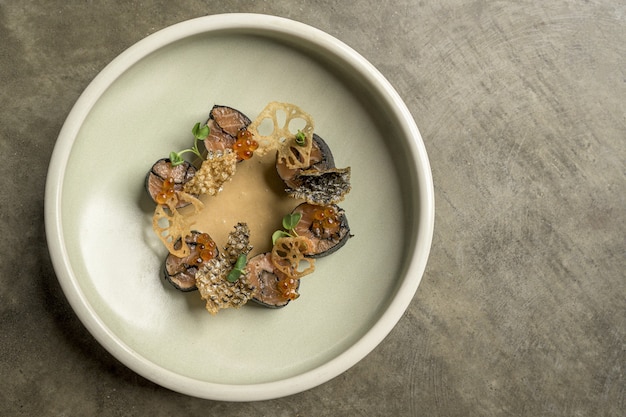 Capture en grand angle d'aliments fusion avec sushis et assaisonnements dans une assiette sur une surface en bois