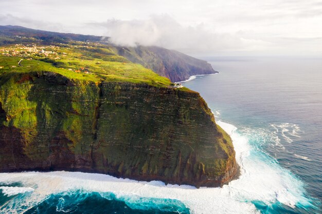 Capture en grand angle des belles falaises au bord de l'océan