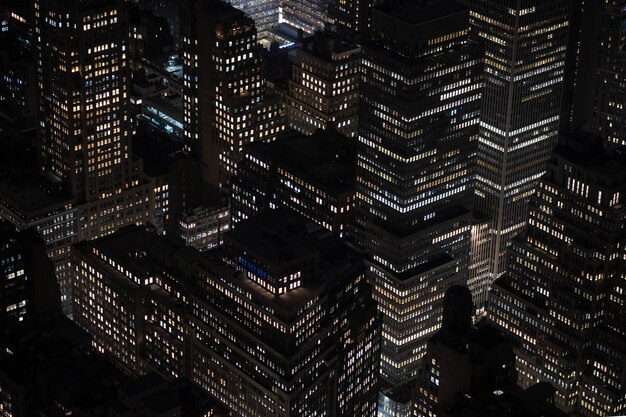 Capture en grand angle des belles lumières sur les bâtiments et les gratte-ciel capturées la nuit