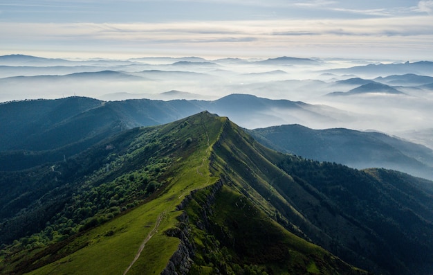 Capture en grand angle des collines brumeuses