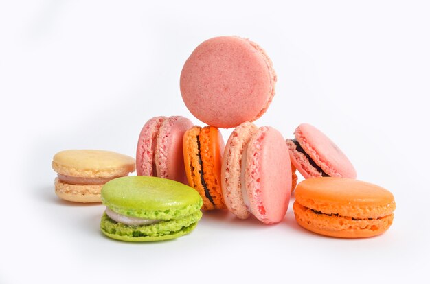 Capture en grand angle de délicieux macarons colorés