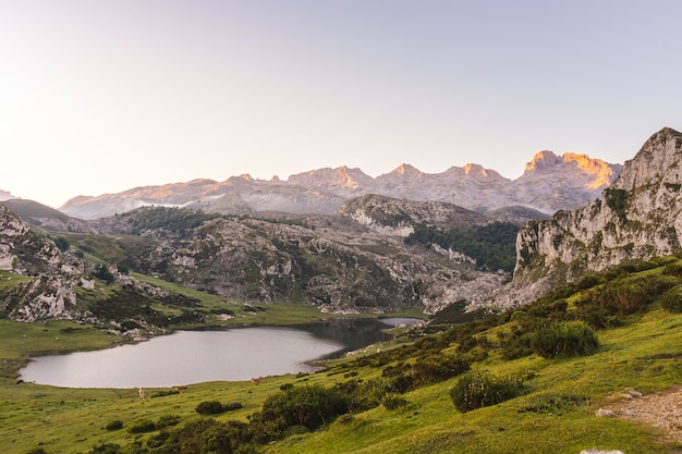 Capture en grand angle du lac Ercina entouré de montagnes rocheuses