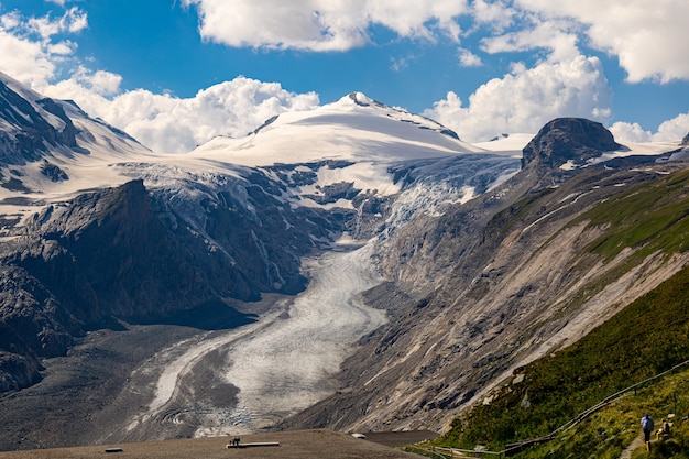 Capture en grand angle de montagnes enneigées par temps nuageux