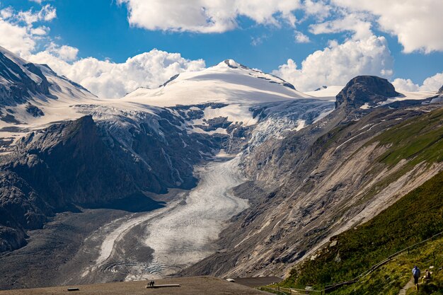 Capture en grand angle de montagnes enneigées par temps nuageux