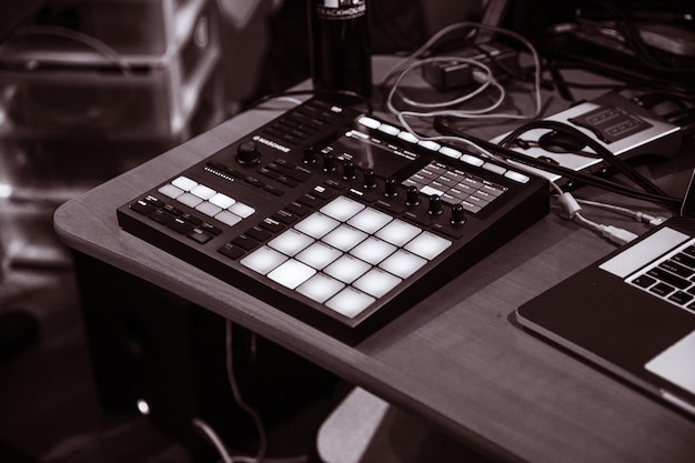 Capture en niveaux de gris d'une machine à pads de batterie pour les rythmes et la conception sonore sur une table en bois