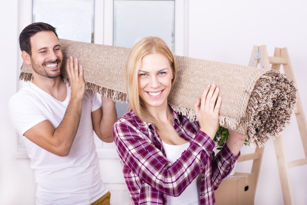 Capture sélective d'un couple blanc heureux emménageant ensemble dans une nouvelle maison