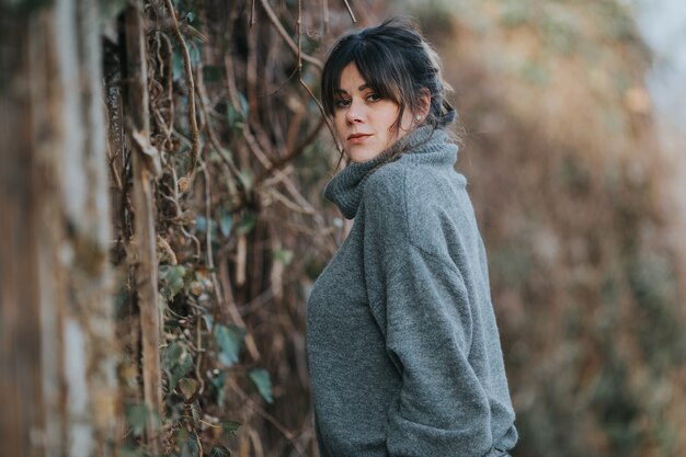 Capture sélective d'une jeune femme portant un pull à col roulé gris