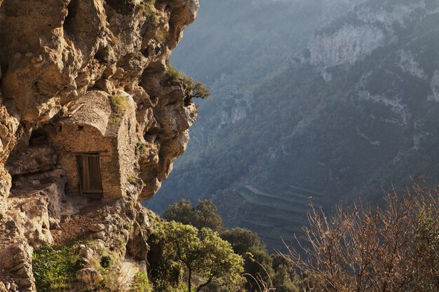 Capture sélective d'une petite grotte artificielle dans les montagnes rocheuses