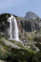 Photo gratuite capture verticale d'une cascade au col du susten situé en suisse en hiver pendant la journée