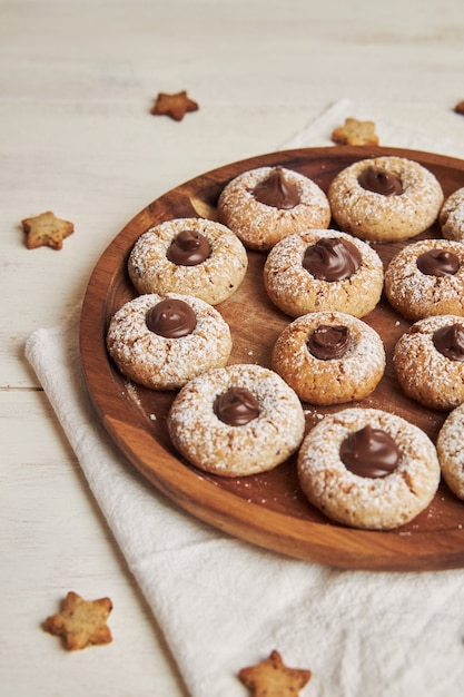 Capture verticale de délicieux biscuits de Noël au chocolat