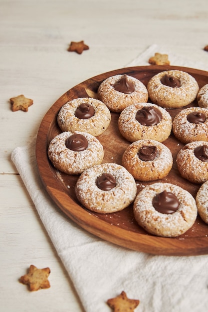 Photo gratuite capture verticale de délicieux biscuits de noël au chocolat