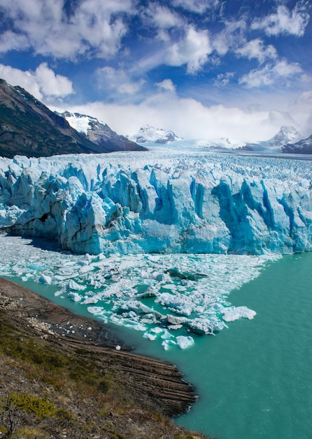 Capture verticale du glacier Moreno Santa Cruz en Argentine