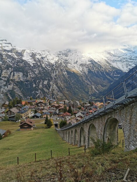 Capture verticale du village de Lauterbrunnen et des Alpes bernoises en Suisse