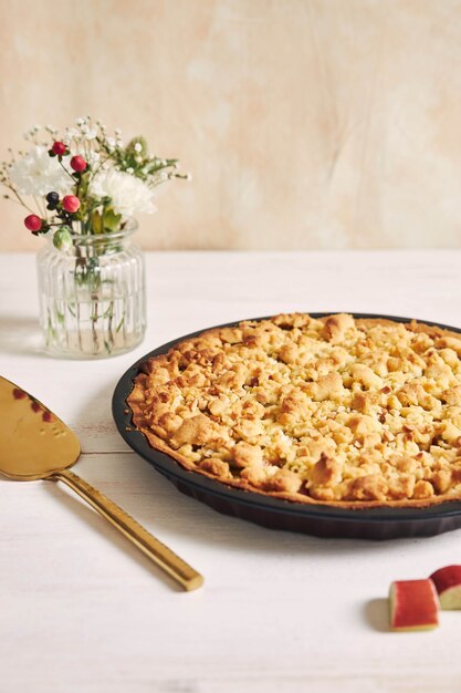 Capture verticale en grand angle d'une assiette de tarte au gâteau Rhabarbar croustillante et de quelques ingrédients sur une table