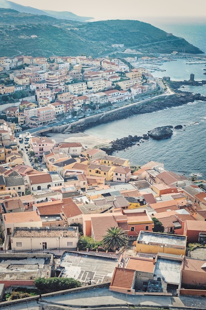 Capture Verticale En Grand Angle D'une Belle Ville Côtière