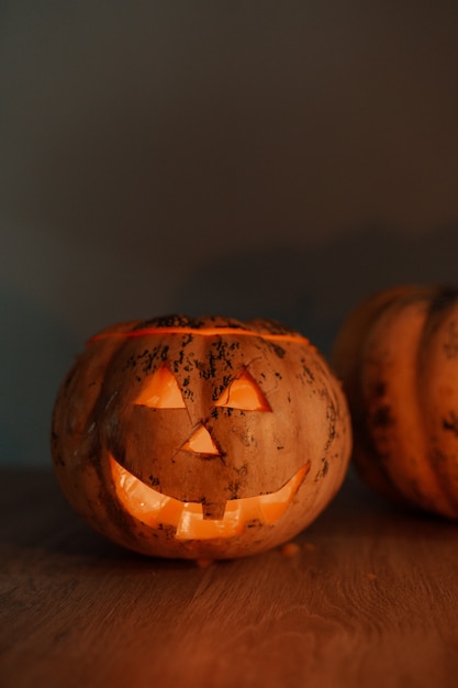 Capture verticale d'un jack-o'-lantern pour Halloween sur la table dans une pièce sombre