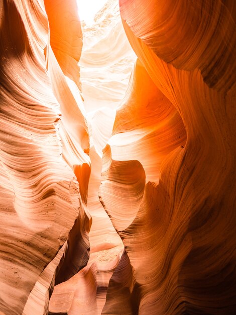 Capture verticale des magnifiques lumières et rochers d'Antelope Canyon en Arizona aux États-Unis