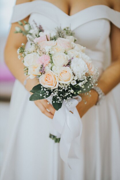 Capture verticale d'une mariée avec un bouquet