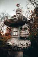 Photo gratuite capture verticale d'une sculpture en béton au style traditionnel japonais adelaide himeji gardens