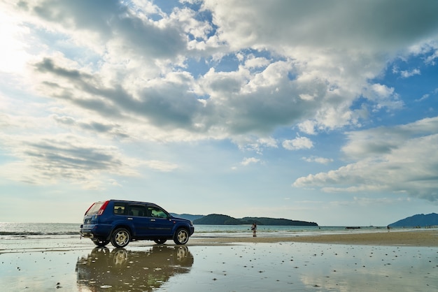 Car reflète dans l&#39;eau