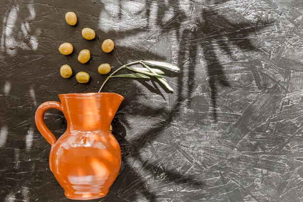 Photo gratuite carafe à huile avec des olives sur la table